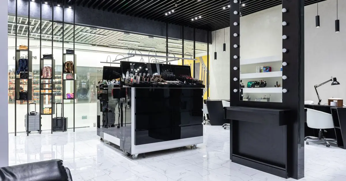 The Role of Smart Mirrors in Future Phone Stores