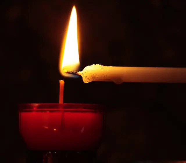 Comment choisir les rituels essentiels pour un service mémorial