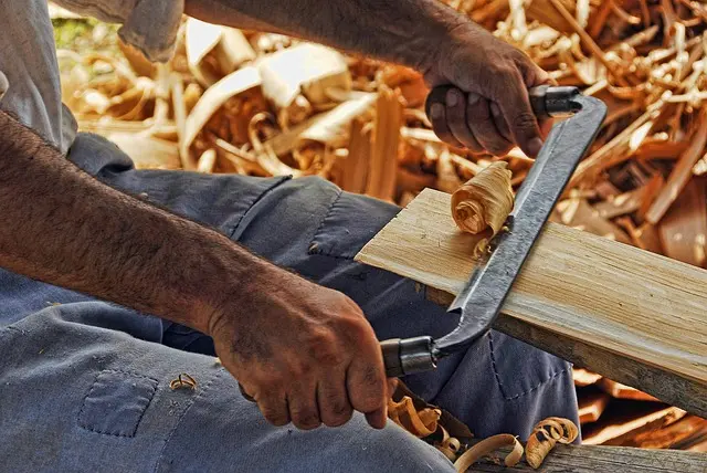 Comment choisir le bois idéal pour vos projets de menuiserie