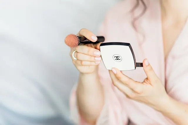 Comment le maquillage hybride révolutionne votre routine beauté