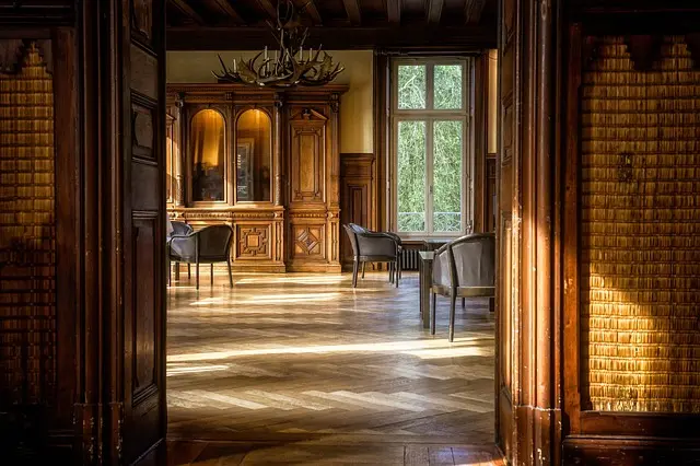 Les secrets des objets anciens en bois : entretien et préservation