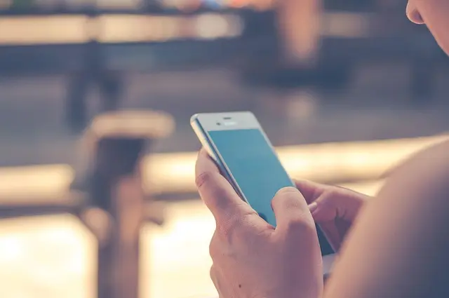 Les meilleures astuces pour voyager connecté en 2026