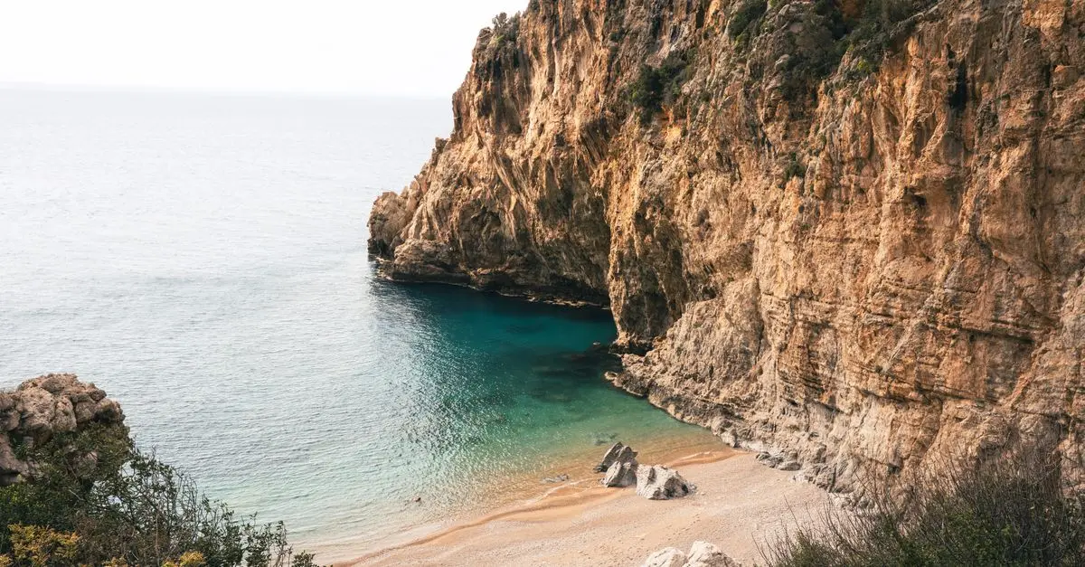 Las 10 Mejores Playas Secretas en España Que Debes Visitar