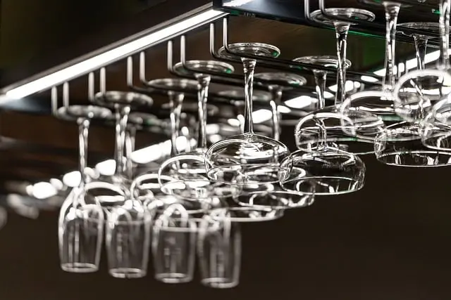 Comment créer un dressing intemporel avec des pièces modernes
