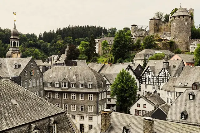 Explorer les Plus Beaux Villages Chrétiens en France