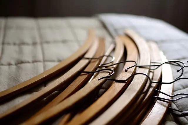 Les essentiels à avoir dans la garde-robe jeune en toute saison