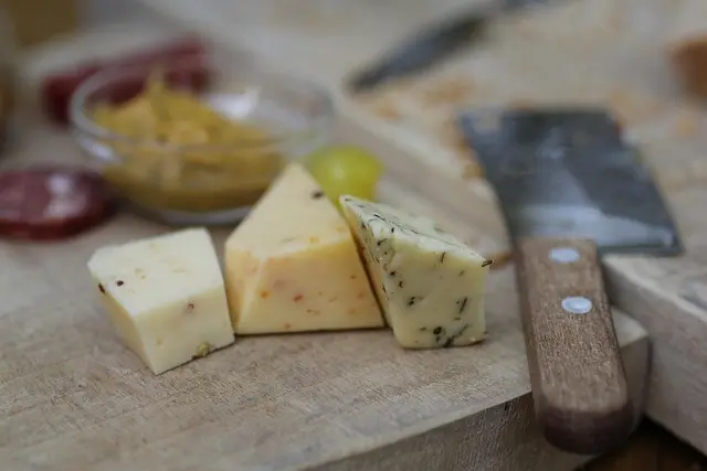 Guide complet sur l'univers des fromages : variétés et caractéristiques
