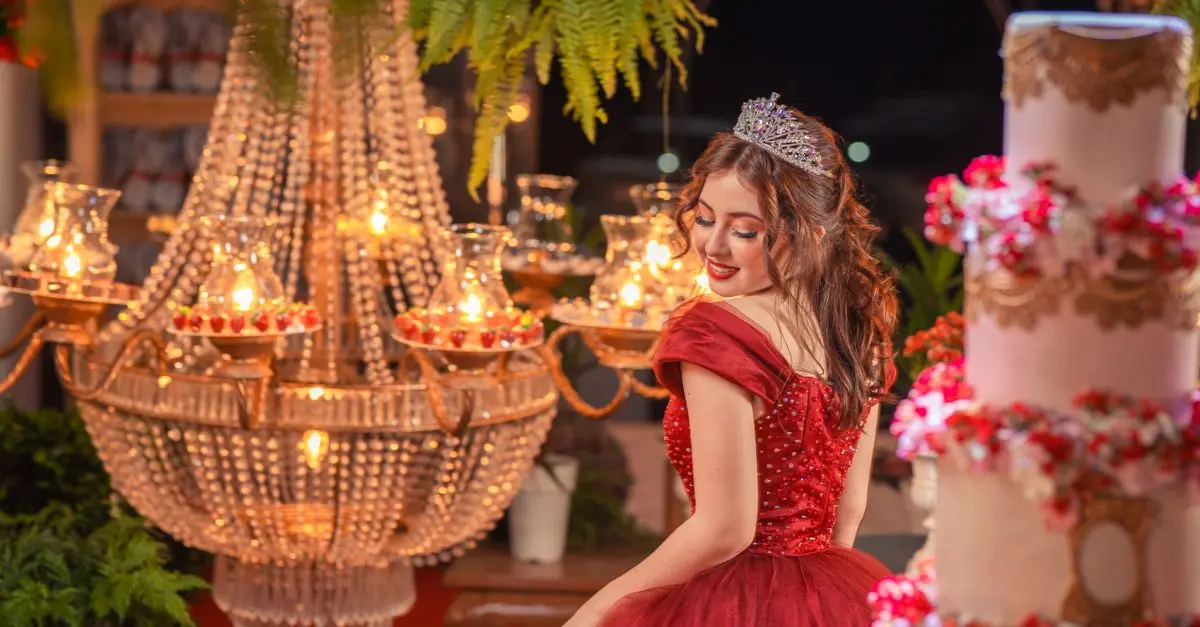 Comment porter une robe de soirée pour un style glamour