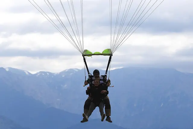 Tout savoir sur le parachutisme en tandem